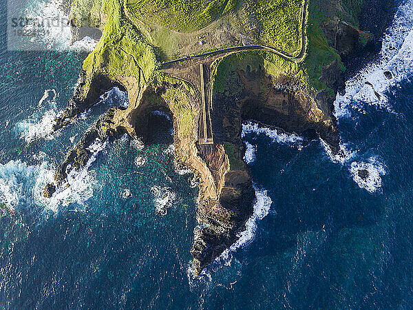 Luftaufnahme der Küsten und Klippen der Insel Sao Miguel über dem Leuchtturm von Farolim dos Fenais da Ajuda  Azoren  Portugal  Atlantik  Europa