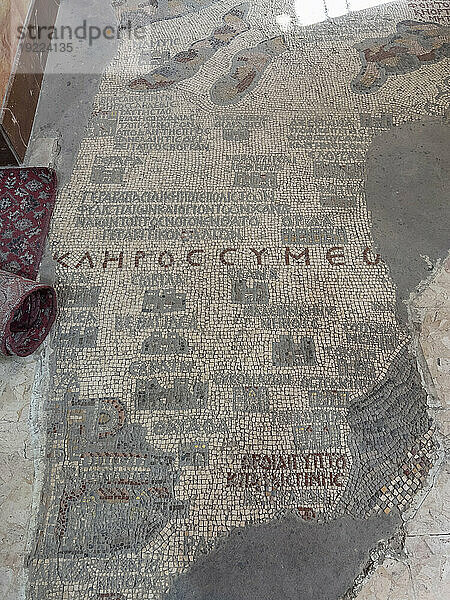 Blick auf die Mosaikkarte von Madaba im Inneren der frühbyzantinischen St.-Georgs-Kirche in Madaba  Jordanien  Naher Osten