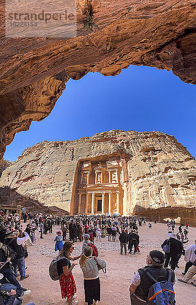 Die Schatzkammer von Petra (Al-Khazneh)  Archäologischer Park Petra  UNESCO-Weltkulturerbe  eines der neuen sieben Weltwunder  Petra  Jordanien  Naher Osten