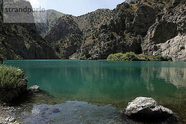 Türkisfarbenes Wasser im See im abgelegenen und spektakulären Fann-Gebirge  Teil des westlichen Pamir-Alay  Tadschikistan  Zentralasien  Asien