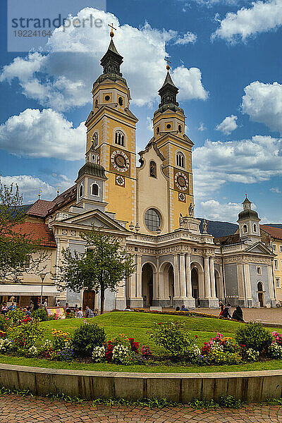 Domplatz und barocker Dom  Brixen  Südtirol (Südtirol) (Provinz Bozen)  Italien  Europa