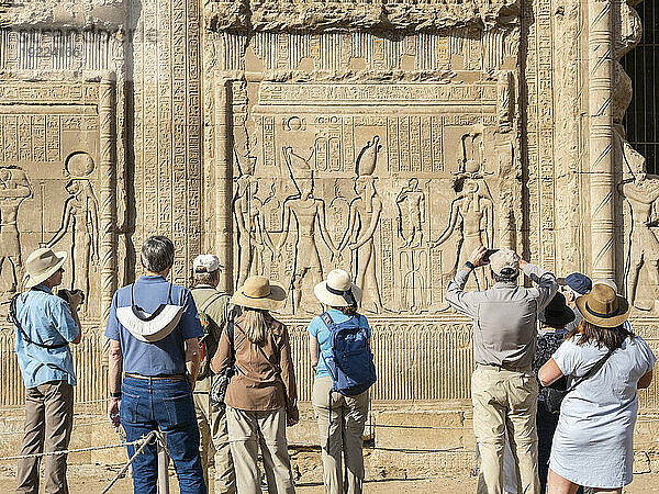 Touristen am Hathor-Tempel  dessen Bau im Jahr 54 v. Chr. begann  Teil des Dendera-Tempelkomplexes  Dendera  Ägypten  Nordafrika  Afrika