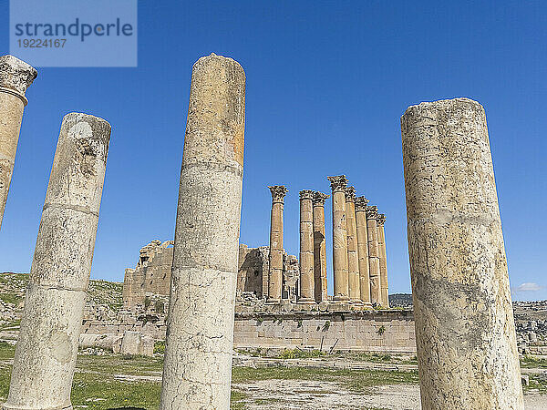 Säulen umrahmen ein Gebäude in der antiken Stadt Jerash  die vermutlich 331 v. Chr. von Alexander dem Großen in Jerash  Jordanien  Naher Osten  gegründet wurde