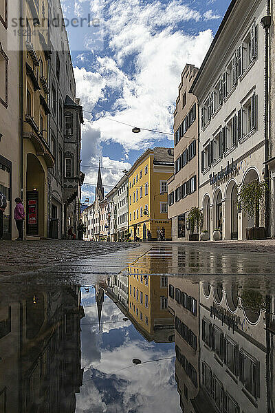 Hauptstraße  nach Regen in der Altstadt  Bruneck  Südtirol (Südtirol) (Provinz Bozen)  Italien  Europa