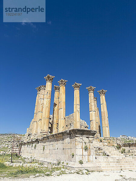 Säulen umrahmen ein Gebäude in der antiken Stadt Jerash  die vermutlich 331 v. Chr. von Alexander dem Großen in Jerash  Jordanien  Naher Osten  gegründet wurde