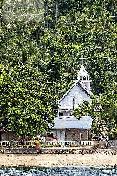 Blick auf eine örtliche Kirche auf der Insel Bangka  vor der nordöstlichen Spitze von Sulawesi  Indonesien  Südostasien  Asien