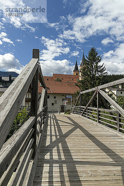 Holzbrücke über den Fluss Rienz  Bruneck  Südtirol (Südtirol) (Provinz Bozen)  Italien  Europa