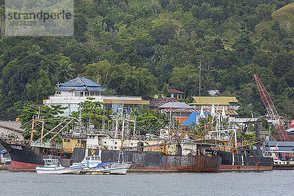 Der Hafen in der Stadt Sorong  der größten Stadt und Hauptstadt der indonesischen Provinz Südwest-Papua  Indonesien  Südostasien  Asien