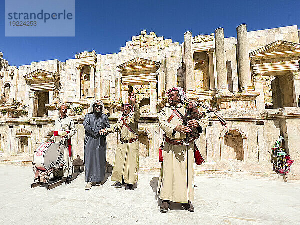 Darsteller im großen Nordtheater in der antiken Stadt Jerash  die vermutlich von Alexander dem Großen  Jerash  Jordanien  Naher Osten gegründet wurde