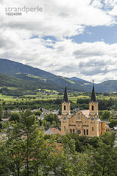 Blick auf die Kirche Mariä Himmelfahrt  Bruneck  Südtirol (Südtirol) (Provinz Bozen)  Italien  Europa