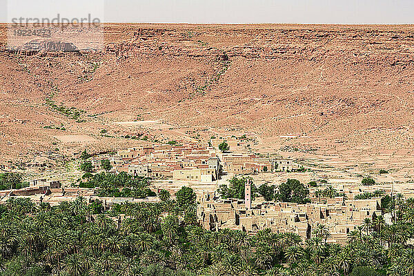 Historisches Dorf in einer Wüstenoase  umrahmt von majestätischen Schluchten  Ziz-Tal  Atlasgebirge  Marokko  Nordafrika  Afrika