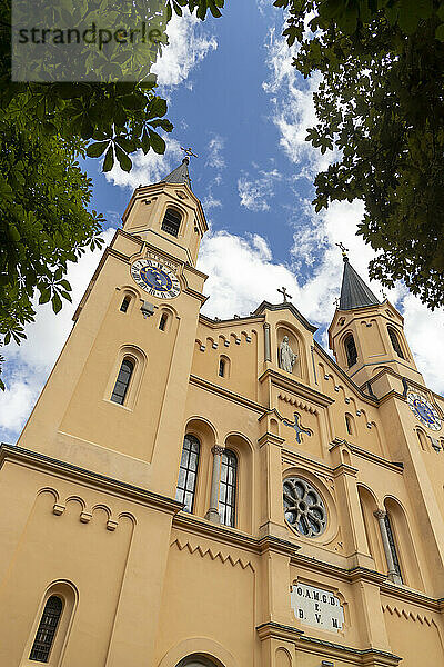 Fassade der Kirche Mariä Himmelfahrt  Bruneck  Südtirol (Südtirol) (Provinz Bozen)  Italien  Europa