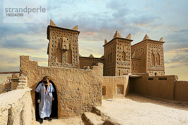Berbermann steht an der historischen Kasbah Amridil  Skoura  Atlasgebirge  Provinz Ouarzazate  Marokko  Nordafrika  Afrika