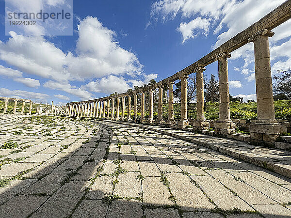 Säulen auf dem Oval Plaza in der antiken Stadt Jerash  die vermutlich 331 v. Chr. von Alexander dem Großen in Jerash  Jordanien  Naher Osten  gegründet wurde