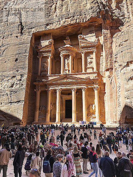 Die Schatzkammer von Petra (Al-Khazneh)  Archäologischer Park Petra  UNESCO-Weltkulturerbe  eines der neuen sieben Weltwunder  Petra  Jordanien  Naher Osten