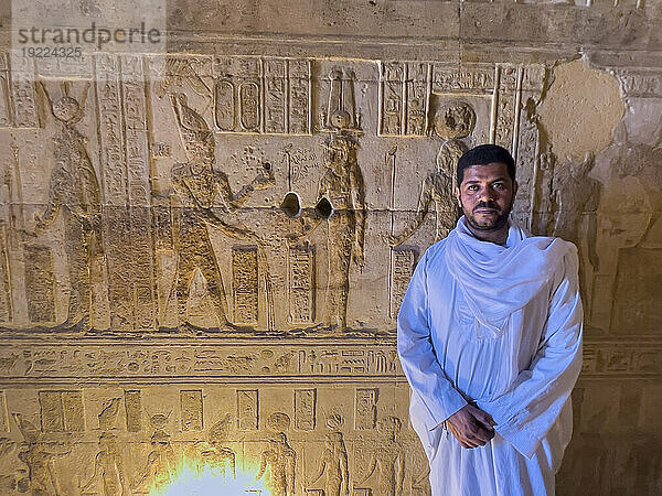 Ein ägyptischer Mann in einem der Satellitengebäude des Dendera-Tempelkomplexes  Ägypten  Nordafrika  Afrika