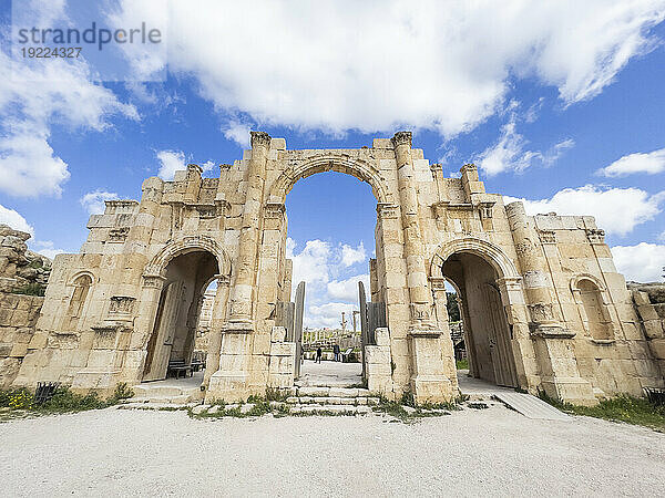 Der innere Eingang zum Oval Plaza  vermutlich 331 v. Chr. von Alexander dem Großen in Jerash  Jordanien  Naher Osten gegründet