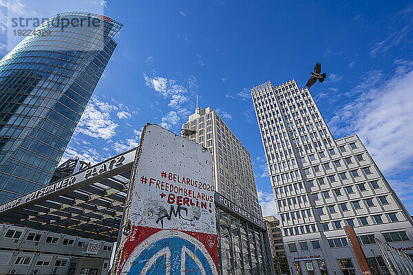 Blick auf Segmente und Gebäude der Berliner Mauer am Potsdamer Platz  Mitte  Berlin  Deutschland  Europa