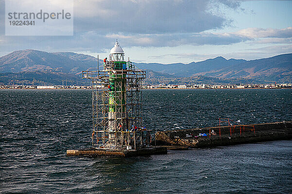 Grüner Leuchtturm wird im Meer von Hakodate  Hokkaido  Nordjapan  Asien gebaut