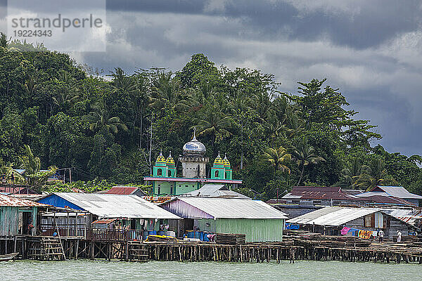 Der Hafen in der Stadt Sorong  der größten Stadt und Hauptstadt der indonesischen Provinz Südwest-Papua  Indonesien  Südostasien  Asien