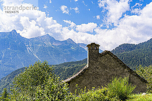 Ein traditionelles Haus im ländlichen Architekturstil  erbaut aus Felsen des Berges in einem wunderschönen Alpental im Sommer  Piemont (Piemont)  Norditalien  Europa