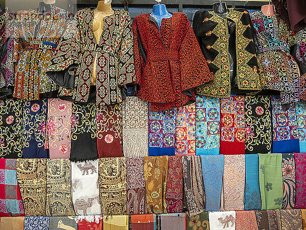 Jacken und bunte Stoffe zum Verkauf in der Stadt Jerash  Jordanien  Naher Osten