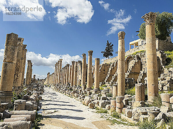 Säulentorbogen in der antiken Stadt Jerash  die vermutlich 331 v. Chr. von Alexander dem Großen in Jerash  Jordanien  Naher Osten  gegründet wurde