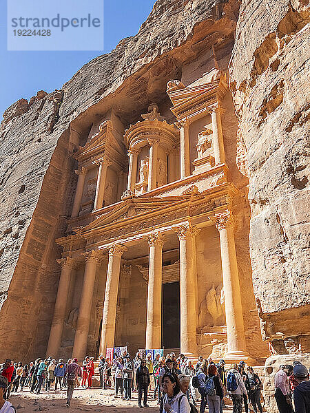 Die Schatzkammer von Petra (Al-Khazneh)  Archäologischer Park Petra  UNESCO-Weltkulturerbe  eines der neuen sieben Weltwunder  Petra  Jordanien  Naher Osten