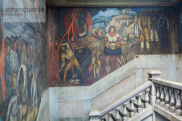 Treppe mit Wandgemälden von Diego Rivera  Gebäude Secretaria de Educacion  Mexiko-Stadt  Mexiko  Nordamerika