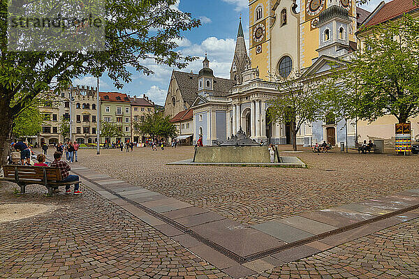 Domplatz und barocker Dom  Brixen  Südtirol (Südtirol) (Provinz Bozen)  Italien  Europa