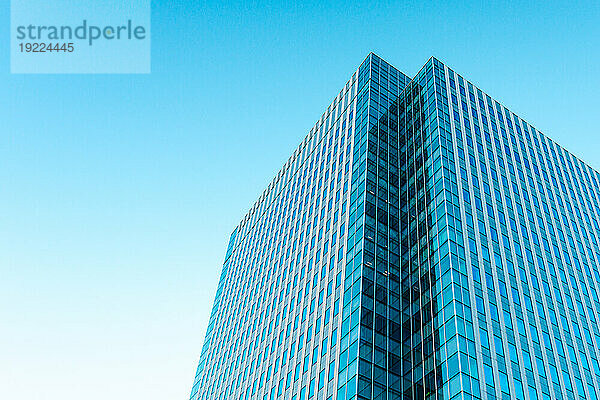 Hochhaus vor blauem Himmel  Sapporo  Hokkaido  Japan  Asien