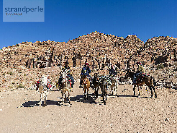 Esel und Reiter  Archäologischer Park Petra  UNESCO-Weltkulturerbe  eines der neuen sieben Weltwunder  Petra  Jordanien  Naher Osten