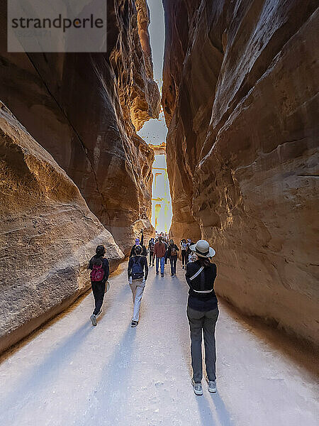 Der Siq  Eingang zum Archäologischen Park Petra  UNESCO-Weltkulturerbe  eines der neuen sieben Weltwunder  Petra  Jordanien  Naher Osten