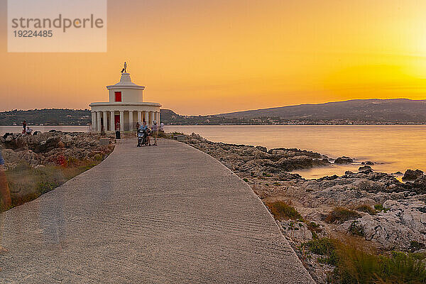 Blick auf den Leuchtturm von Saint Theodore bei Sonnenuntergang  Argostolion  Kefalonia  Ionische Inseln  griechische Inseln  Griechenland  Europa