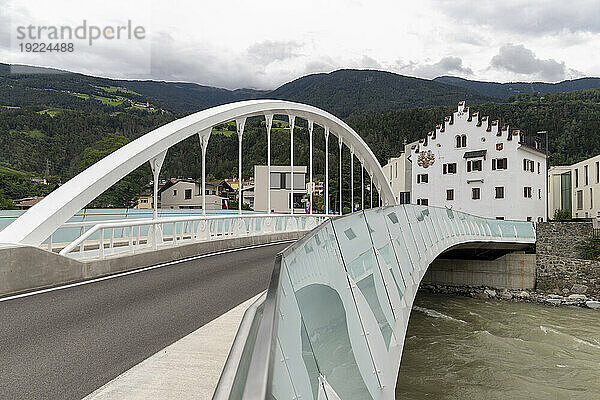 Andreas-Hofer-Brücke über den Fluss Rienz  Brixen  Südtirol (Südtirol) (Provinz Bozen)  Italien  Europa