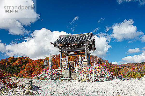 Kleiner Schrein in einer vulkanischen Landschaft und herbstlichen Farben  Osorezan Bodaiji-Tempel  Mutsu  Präfektur Aomori  Honshu  Japan  Asien