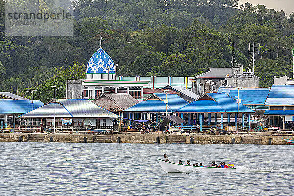 Der Hafen in der Stadt Sorong  der größten Stadt und Hauptstadt der indonesischen Provinz Südwest-Papua  Indonesien  Südostasien  Asien