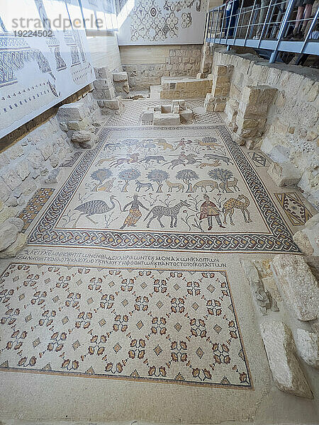 Mosaikboden im Diakonikon-Baptisterium aus byzantinischer Zeit  das auf dem Gipfel des Berges Nebo  Jordanien  Naher Osten steht
