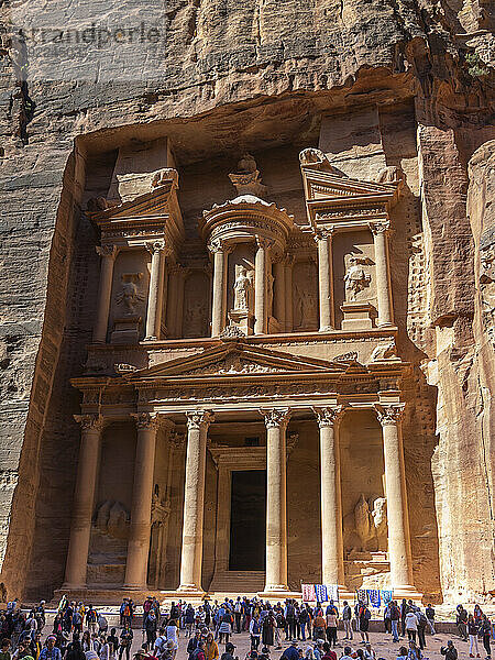 Die Schatzkammer von Petra (Al-Khazneh)  Archäologischer Park Petra  UNESCO-Weltkulturerbe  eines der neuen sieben Weltwunder  Petra  Jordanien  Naher Osten