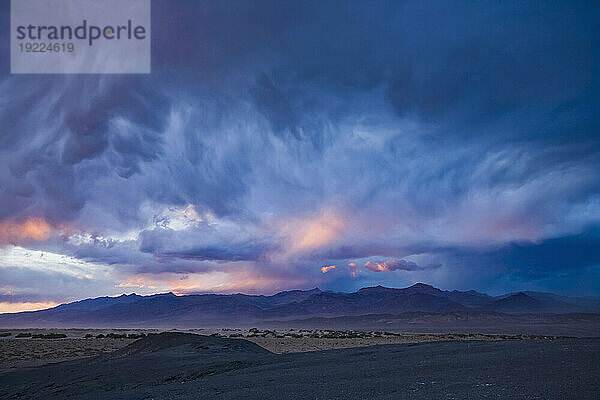 Dramatische Wolken über dem Death Valley National Park  Kalifornien  USA; Kalifornien  Vereinigte Staaten von Amerika