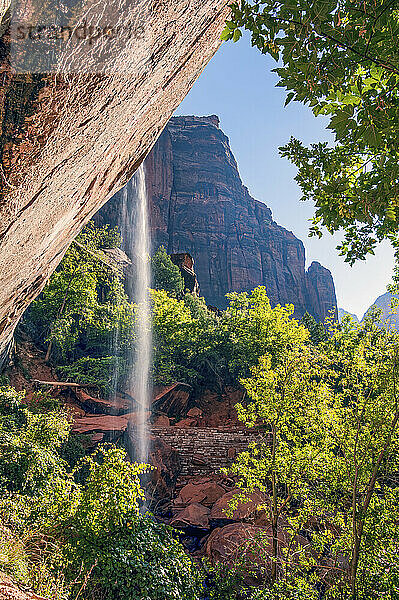 Malerischer Wasserfall und Berge im Zion-Nationalpark  Utah  USA; Utah  Vereinigte Staaten von Amerika