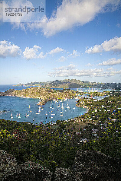 Berühmte Aussicht von Shirley Heights auf die dramatisch geformte Küste von Antigua; English Harbour  Antigua  Karibik