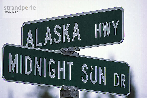 Kreuzung von Alaska Highway und Midnight Sun Drive  Alaska  USA; Alaska  Vereinigte Staaten von Amerika