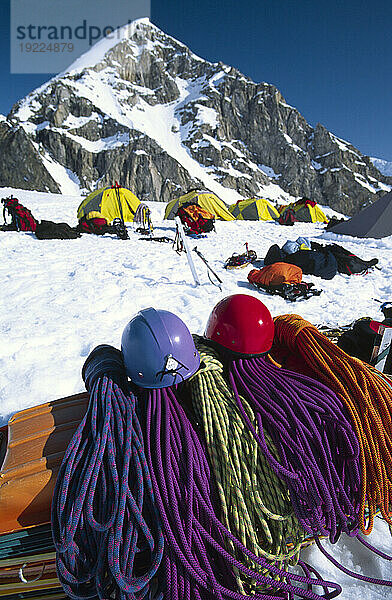 Basislager auf dem Kahiltna-Gletscher  Absprungpunkt zur Besteigung des Mount Denali im Denali National Park and Preserve  Alaska  USA; Alaska  Vereinigte Staaten von Amerika