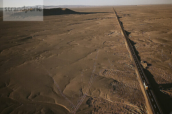 Luftaufnahme des Panamericana  der die Atacama-Wüste halbiert; Chile