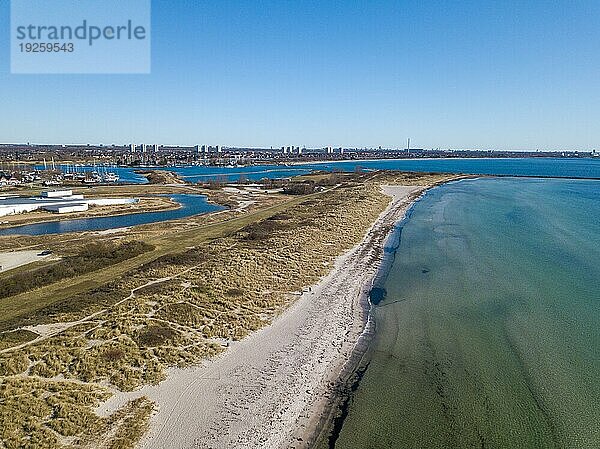 Ishoj  Dänemark  21. März 2020: Luftaufnahme einer Drohne vom Sandstrand in Ishoj südlich von Kopenhagen  Europa