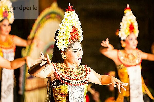 UBUD  BALI  INDONESIEN  SEP 5  2014: Eine traditionelle balinesische Show im Zentrum von Ubud  Bali  Indonesien  Asien