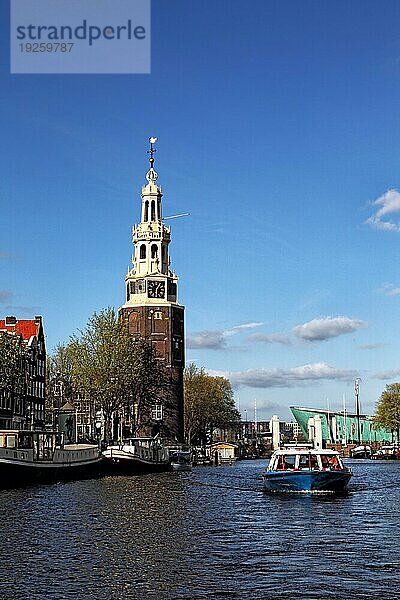 Der Montelbaanstoren  ein historischer Turm in Amsterdam  Niederlande  ursprünglich Teil der alten Stadtmauer  Europa