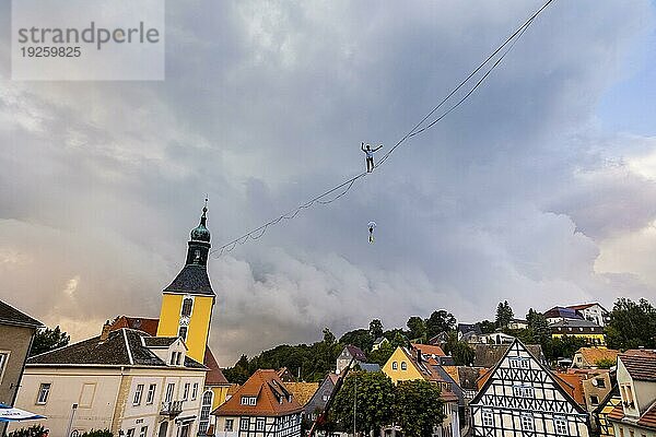 Highline- und Familienfest in Hohnstein Über den Dächern Hohnsteins und zwischen Sandsteinfelsen sind Highlines gespannt  über welche wagemutige Extremsportler balancieren. Ruben Langer beeindruckt mit Kunststücken auf einer Highline vom Kirchturm zur Burg Hohnstein