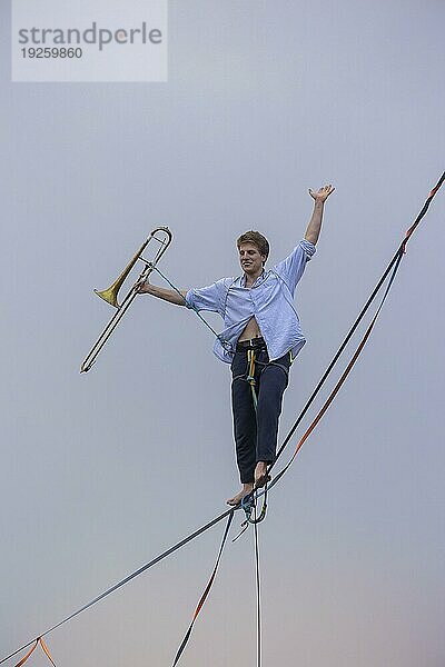 Highline- und Familienfest in Hohnstein Über den Dächern Hohnsteins und zwischen Sandsteinfelsen sind Highlines gespannt  über welche wagemutige Extremsportler balancieren. Ruben Langer beeindruckt mit Kunststücken auf einer Highline vom Kirchturm zur Burg Hohnstein